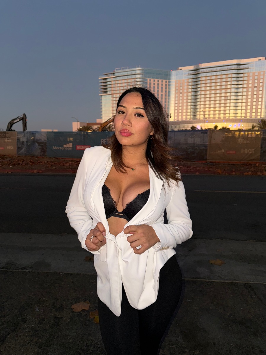 Take a pause and enjoy Ali Cruz — streaming from Dakar