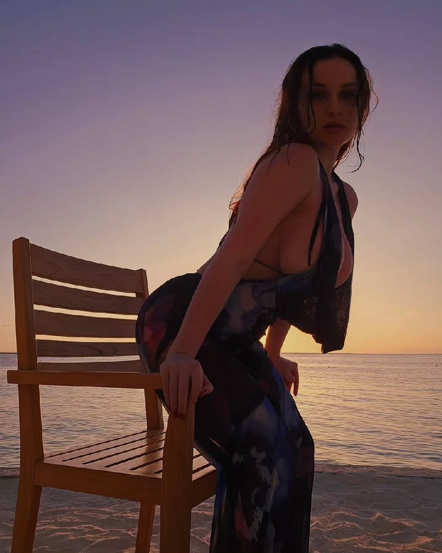 Sexy girl Miranda Faith nude in Dakar