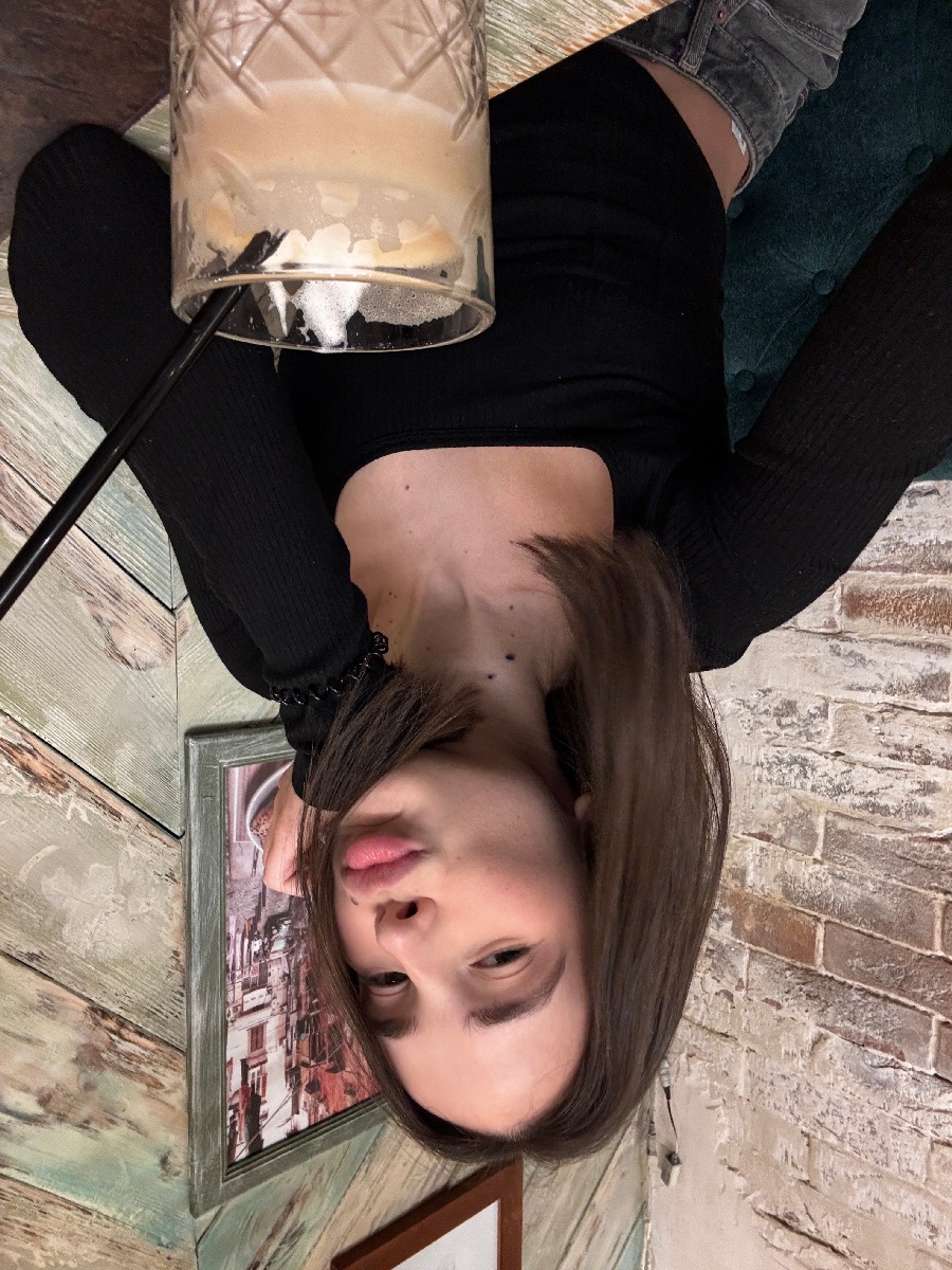 Fresh photos, fresh mood — Tina online in Dakar